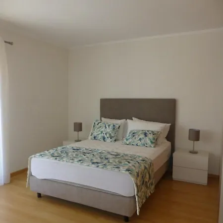 Algarve T2 With Pool And Balcony In Apartment