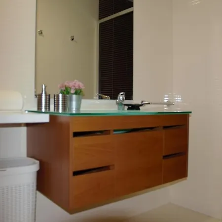 Algarve T2 With Pool And Balcony In *