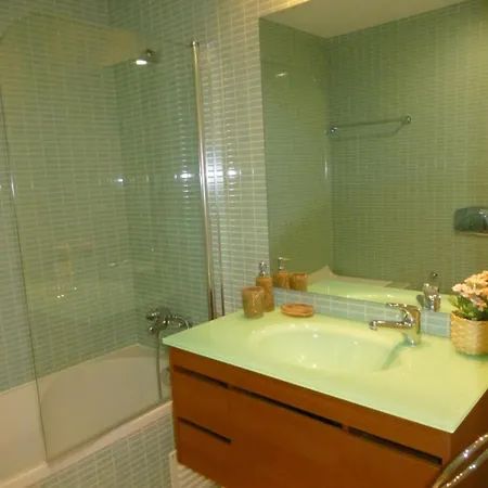 Algarve T2 With Pool And Balcony In *