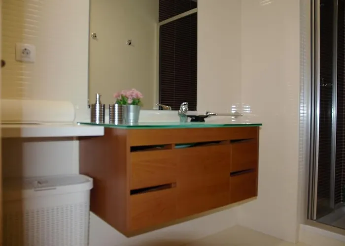 Algarve T2 With Pool And Balcony In *